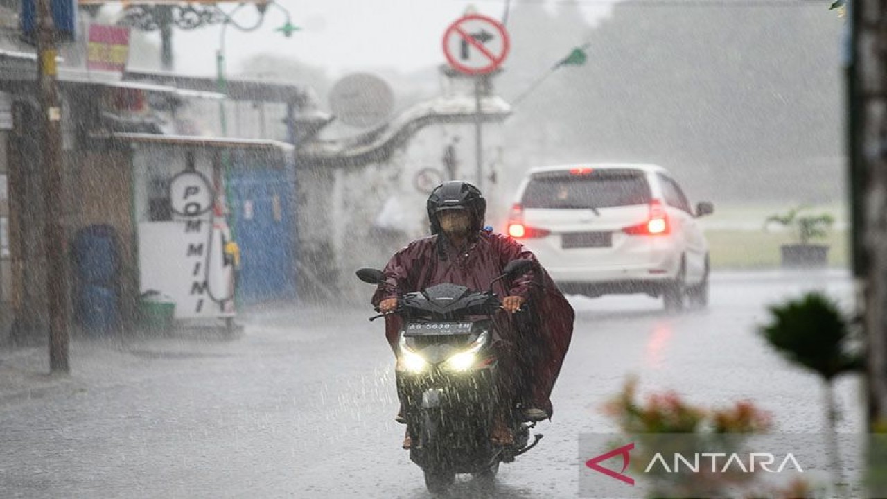 Arsip Foto. Pengendara sepeda motor melaju di tengah hujan di kawasan Alun-alun Selatan Yogyakarta, Selasa (8/11/2022). (ANTARA FOTO/Andreas Fitri Atmoko)