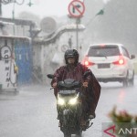 Arsip Foto. Pengendara sepeda motor melaju di tengah hujan di kawasan Alun-alun Selatan Yogyakarta, Selasa (8/11/2022). (ANTARA FOTO/Andreas Fitri Atmoko)-1668222043