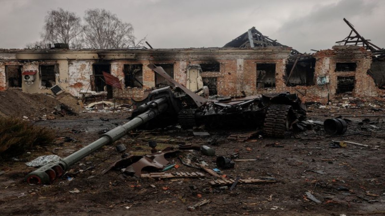 Arsip foto: Rongsokan tank Rusia di Perang Ukraina. REUTERS/Thomas Peter (REUTERS/THOMAS PETER)