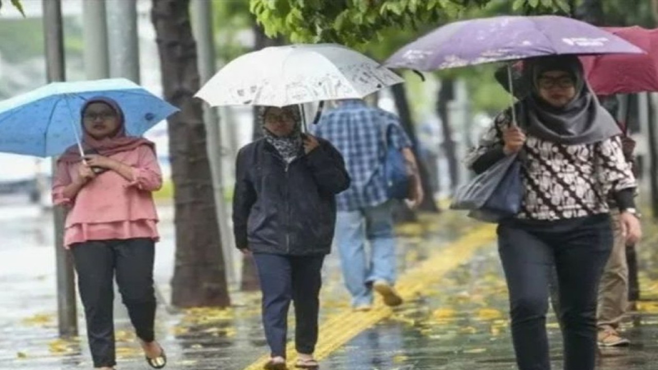 Arsip Foto - Warga menggunakan payung saat hujan di kawasan Semanggi, Jakarta, Rabu (13/11/2019). (ANTARA FOTO/Nova Wahyudi/aww/pri).