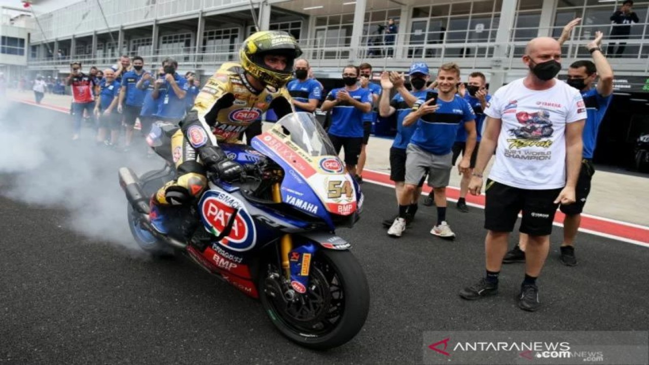 Arsip - Pebalap tim Pata Yamaha With Brixx WorldSBK Toprak Razgatlioglu melakukan "burnout" disaksikan ofisial timnya seusai balapan pertama (race 1) WSBK seri Indonesia 2021di Pertamina Mandalika International Street Circuit, Lombok Tengah, Nusa Tenggara Barat (NTB), Minggu (21/11/2021). (ANTARA FOTO/Andika Wahyu/hp)