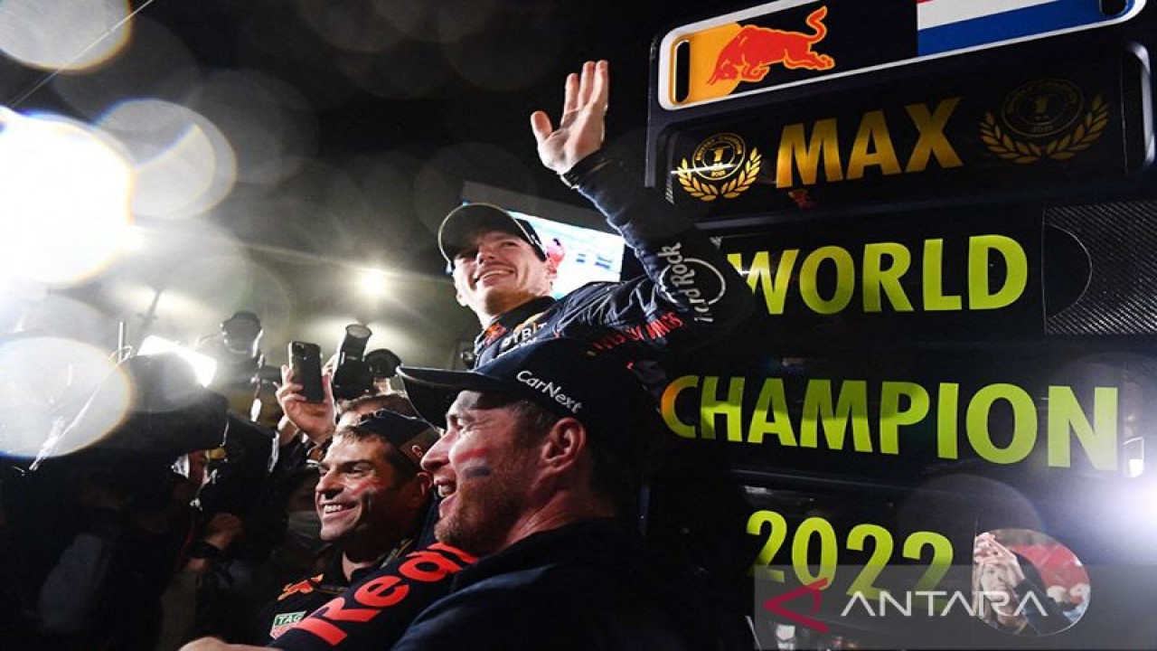 Arsip -'Pebalap tim Red Bull Max Verstappen melakukan selebrasi setelah merebut gelar juara dunia Formula 1 di Grand Prix Jepang, Sirkuit Suzuka. (9/10/2022). ANTARA/AFP/Toshifumi Kitamura/am.