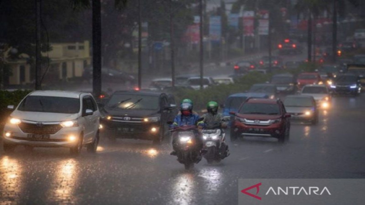 Arsip - Pengendara menerobos hujan lebat saat melintas di jalan protokol Palembang. (ANTARA/Nova Wahyudi/pri)