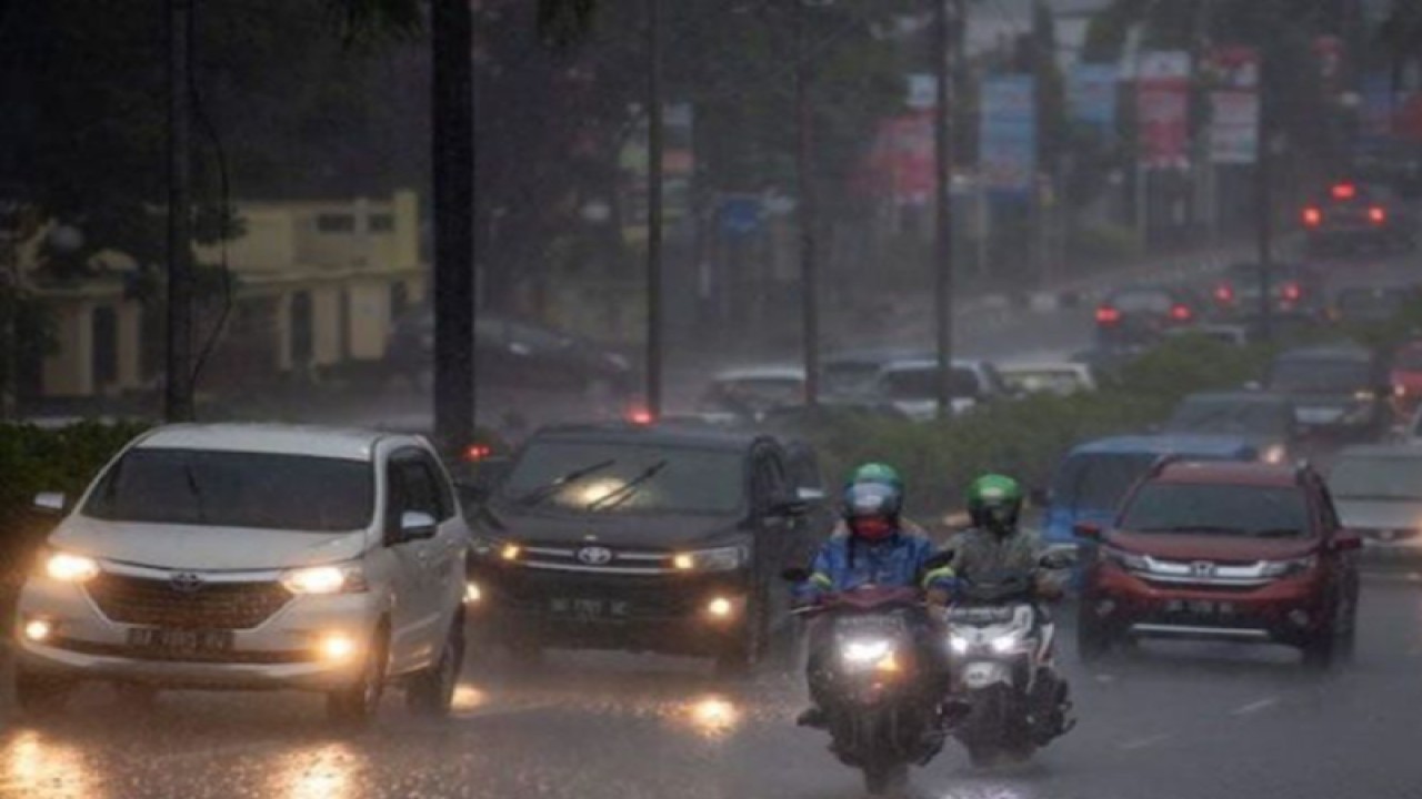 Arsip - Pengendara menerobos hujan lebat saat melintas di jalan protokol Palembang. (ANTARA/Nova Wahyudi/pri)