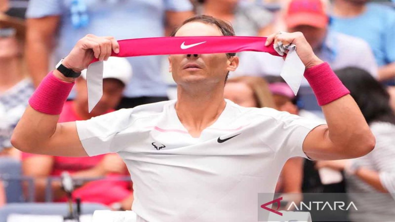 Arsip - Petenis Spanyol Rafael Nadal mengganti headband saat menghadapi petenis Amerika Serikat Frances Tiafoe pada babak 16 besar US Open 2022 di Arthur Ashe Stadium, New York, Amerika Serikat, Senin (5/9/2022). ANTARA FOTO/USA TODAY Sports/Robert Deutsch/rwa.