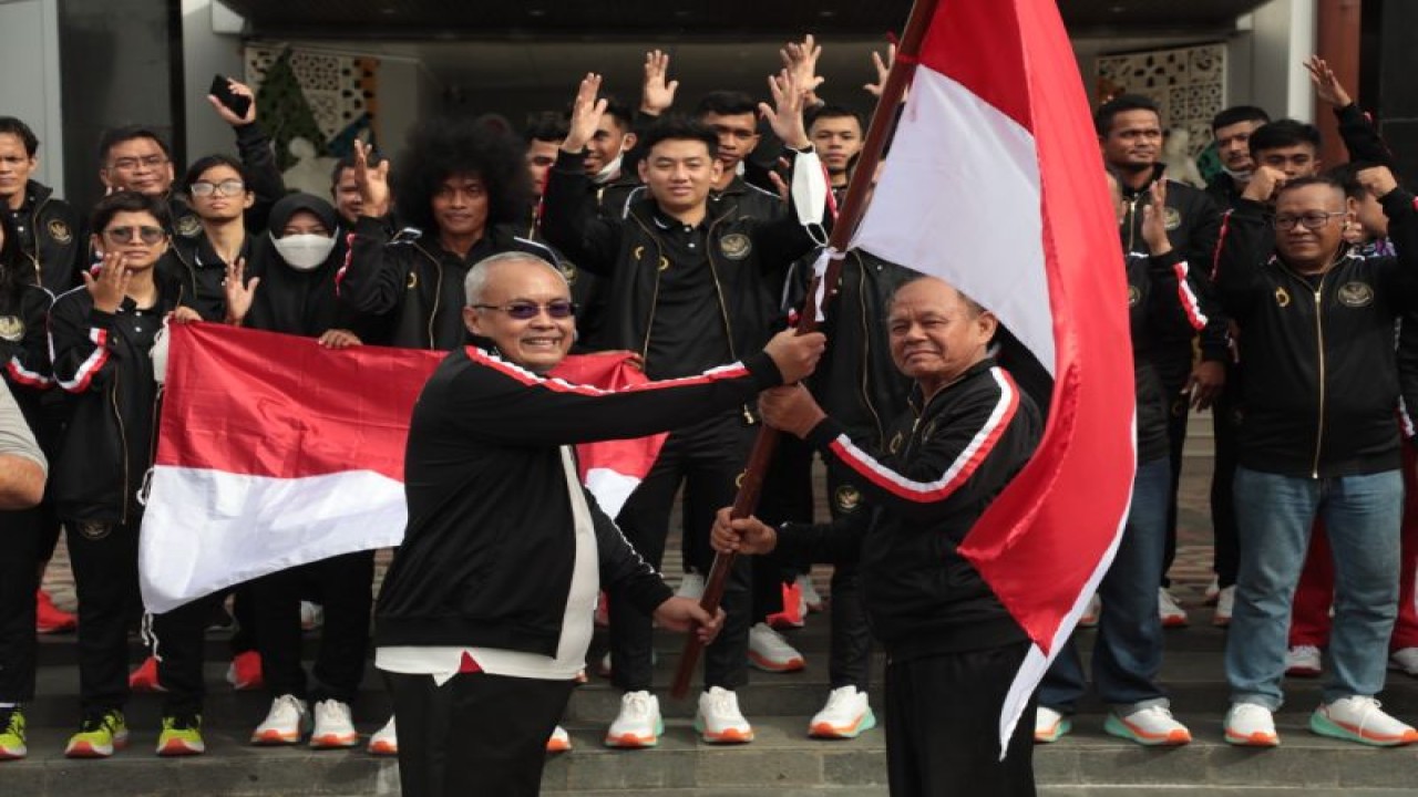 Sekretaris Kemenpora Gunawan Suswantoro (kiri depan) melepas kontingen Indonesia yang akan berlaga dalam ASEAN Deaf Games 2022 di Plaza Kemenpora, Senayan, Jakarta, Jumat (18/11/2022). (ANTARA/HO-Kemenpora)