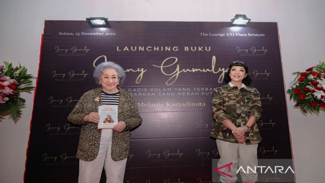 Peraih medali emas Asian Games IV tahun 1962 Lanny Gumulya bersama putrinya Melanie Kartadinata saat peluncuran buku berjudul "Lanny Gumulya, Kisah Gadis Kolam yang Terbang Mengibarkan Sang Merah Putih" di Jakarta, Kamis (17/11/2022). ANTARA/Dokumen Pribadi