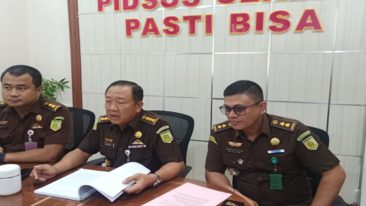 Asisten Pidana Khusus (Aspidsus) Kejati Lampung Hutamrin (tengah) saat memberikan keterangan, di Bandarlampung, Senin, (21/11/2022). (ANTARA/Dian Hadiyatna)