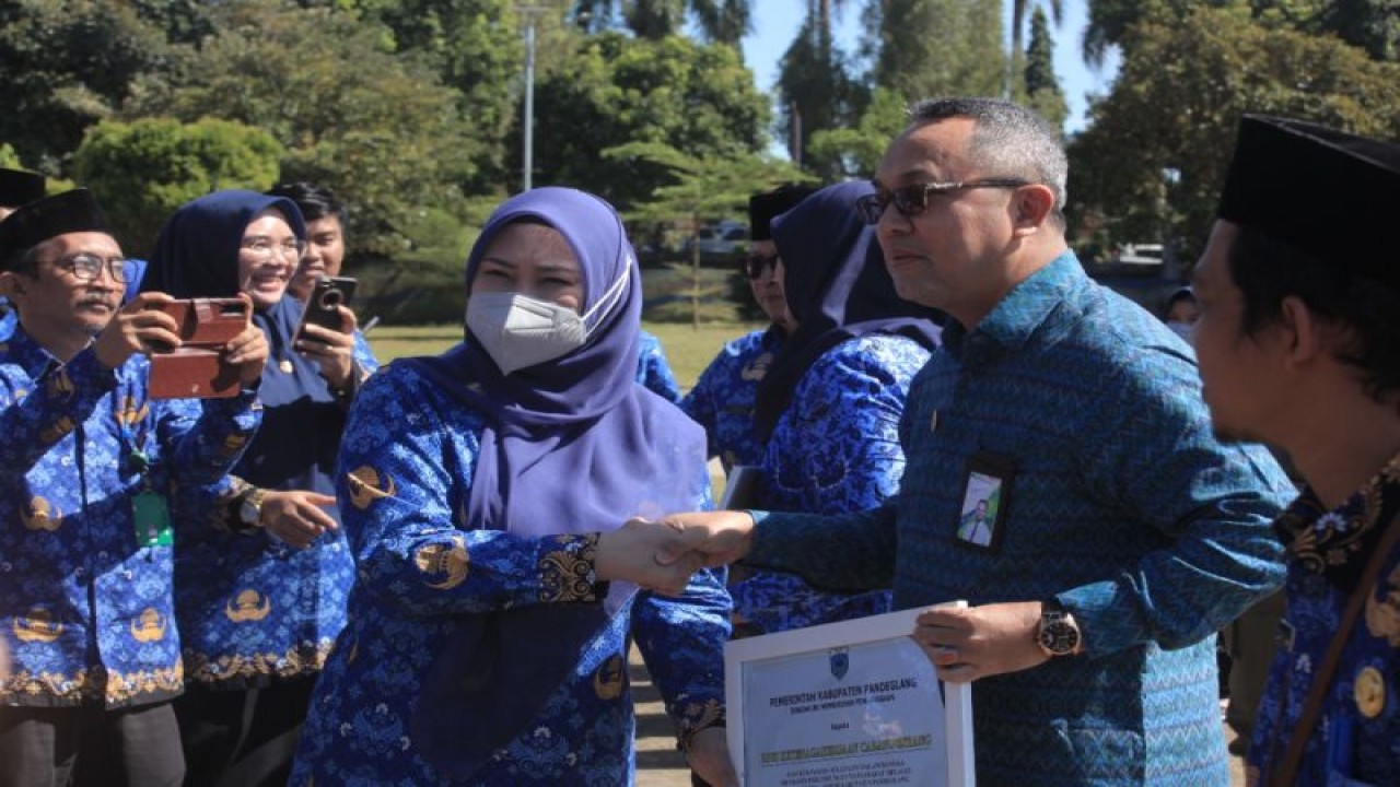 Bupati Pandeglang Irna Narulita menyerahkan piagam penghargaan kepada ASN berprestasi pada peringatan HUT Korpri di Pandeglang, Selasa(29/11/2022). ANTARA/Mulyana