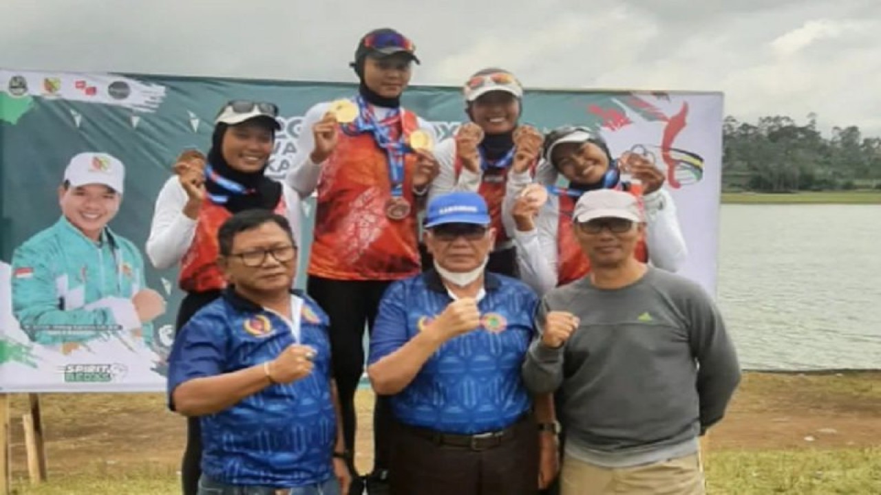 Atlet dayung bersama pengurus KONI dan Podsi Karawang menunjukkan medali yang diraih pada Porprov Jabar. (ANTARA/HO-Pemkab Karawang)