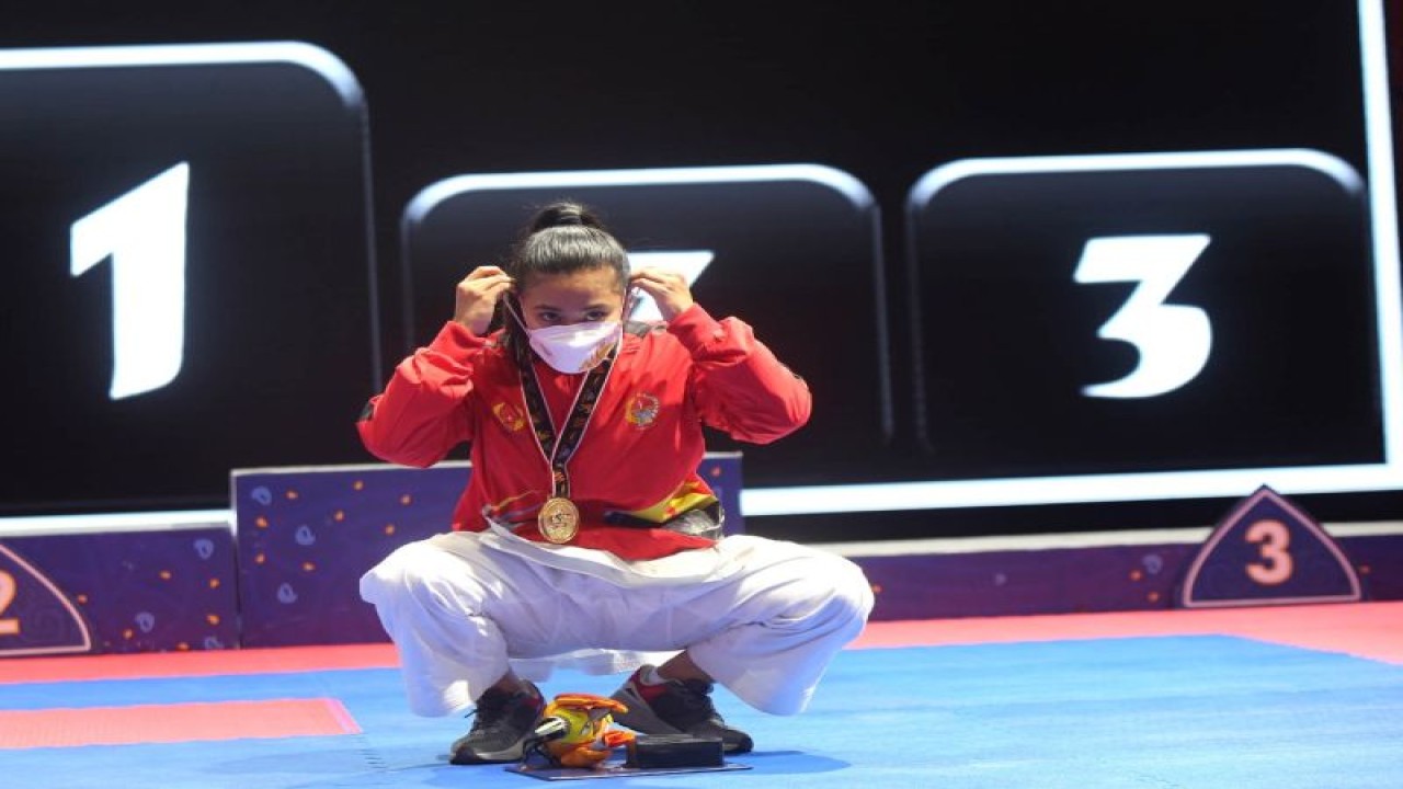 Atlet karate Sulsel Krisda Putri raih emas kata perorangan putri di Pekan Olahraga Nasional (PON) XX 2020 Papua.ANTARA/HO