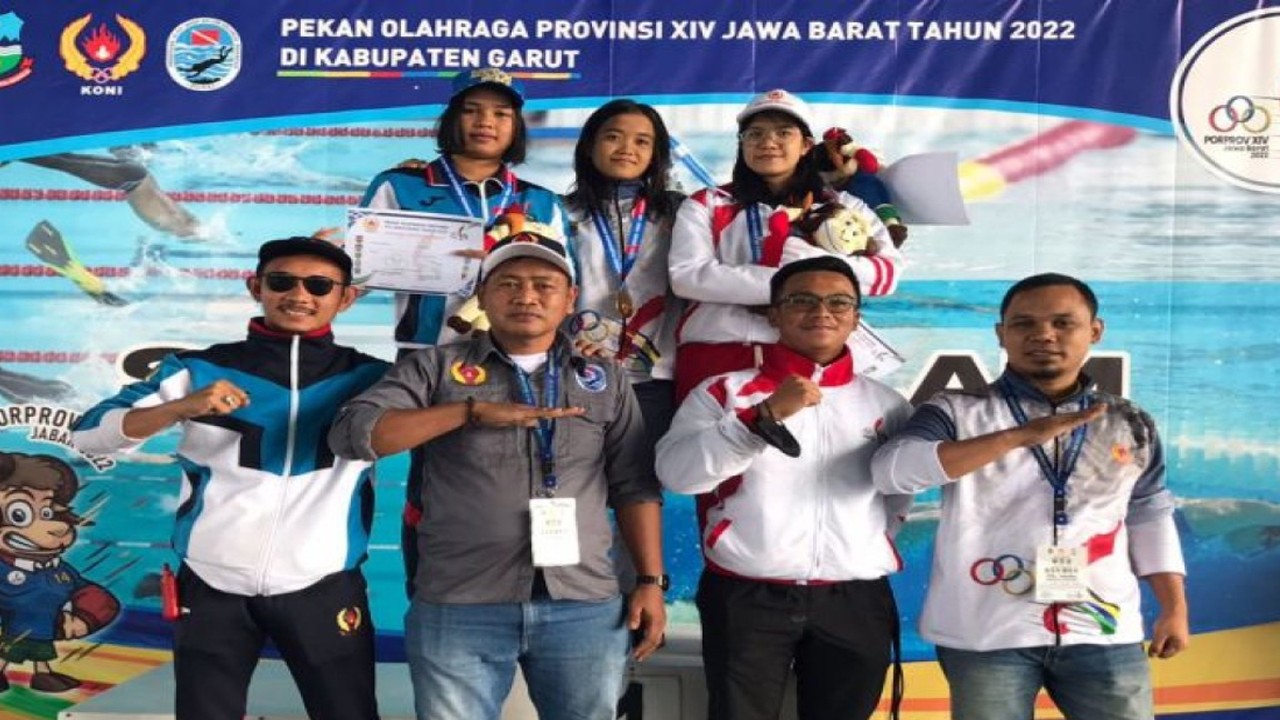 Atlet selam kolam Kabupaten Bekasi Salsabil Subekti mempersembahkan medali emas Porprov XIV Jawa Barat 2022 usai bertanding di SOR Aquatik RAA Adiwijaya Garut, Jumat. (ANTARA/Pradita Kurniawan Syah).