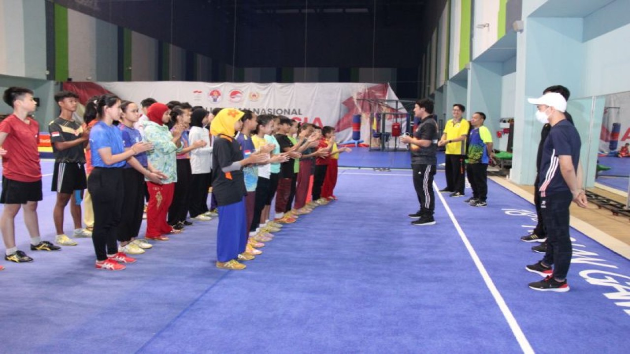 Atlet wushu Indonesia dalam sesi latihan di GBK Arena, Senayan, Jakarta, Jumat (4/11/2022) dalam rangka mempersiapkan diri menghadapi Kejuaraan Dunia Wushu Junior 2022. (ANTARA/HO-PB WI)