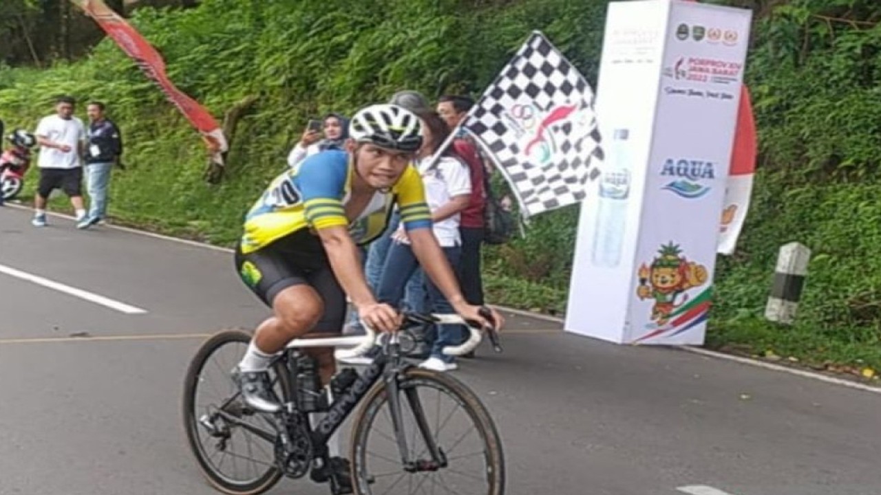 Atlet Kabupaten Bekasi Abdul Soleh finis di urutan pertama pada cabang olahraga sepeda nomor Individual Road Race yang berlangsung di Jalan Raya Subang-Bandung, Senin. (ANTARA/Pradita Kurniawan Syah).