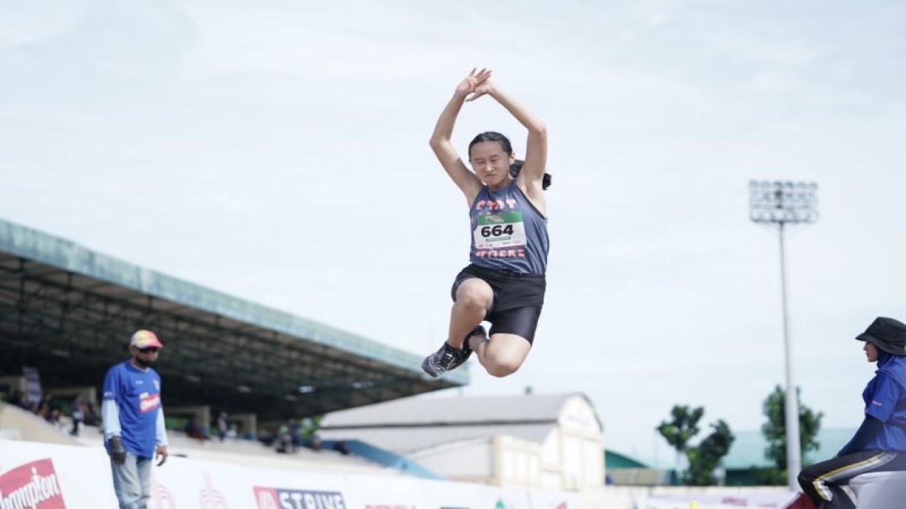 Aksi Valenxia Tanza Gracia dari North Jakarta Intercultural School saat melakukan lompatan terjauh di Energen Champion SAC Indonesia 2022 - Jakarta & Banten Qualifiers di Stadion Atletik Rawamangun, Jumat (18/11/2022). ANTARA/HO-SAC Indonesia