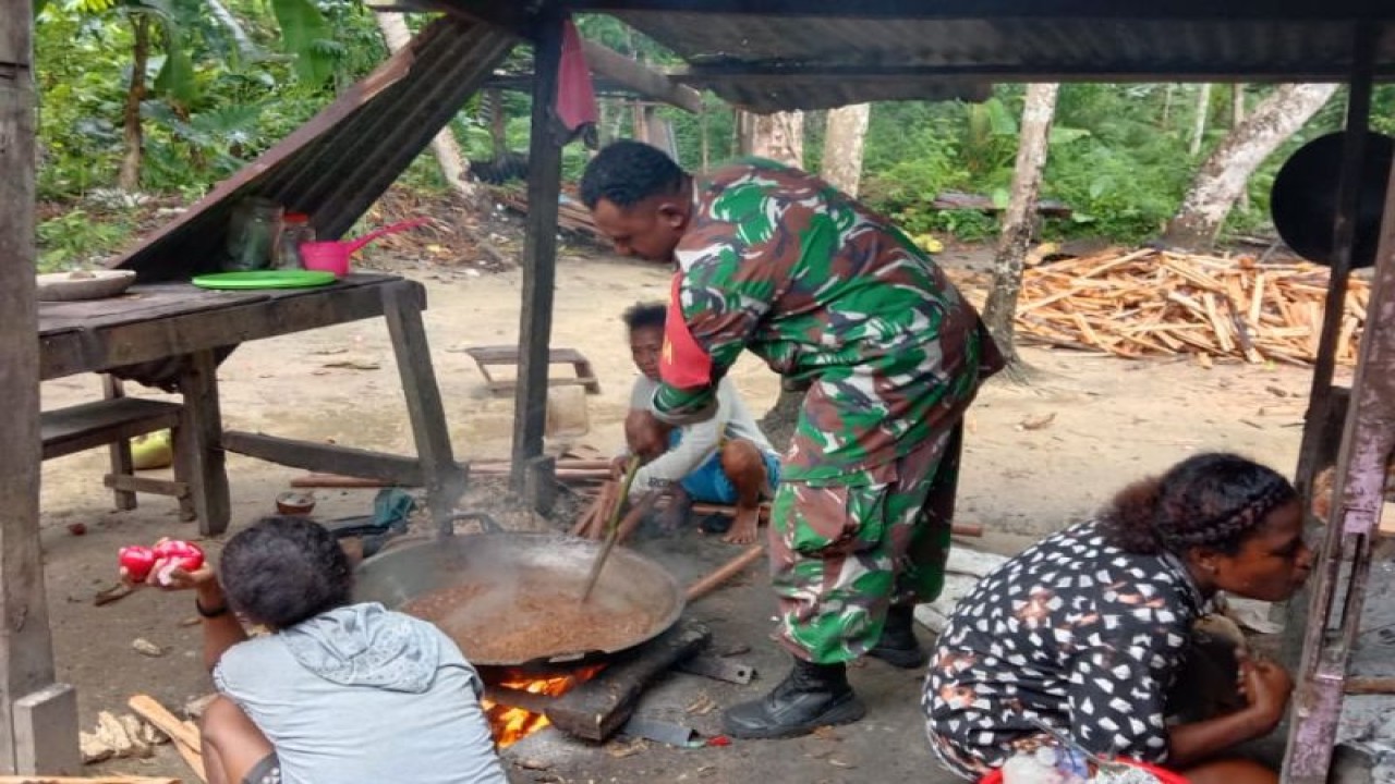 Koramil 17081708-Biak Utara-Warsa saat membantu warga membuat minyak kelapa di Kampung Wasani, Distrik Warsa, Kabupaten Biak Numfor, Papua (21/11). (ANTARA/ HO - Penerangan Kodim Biak Numfor)