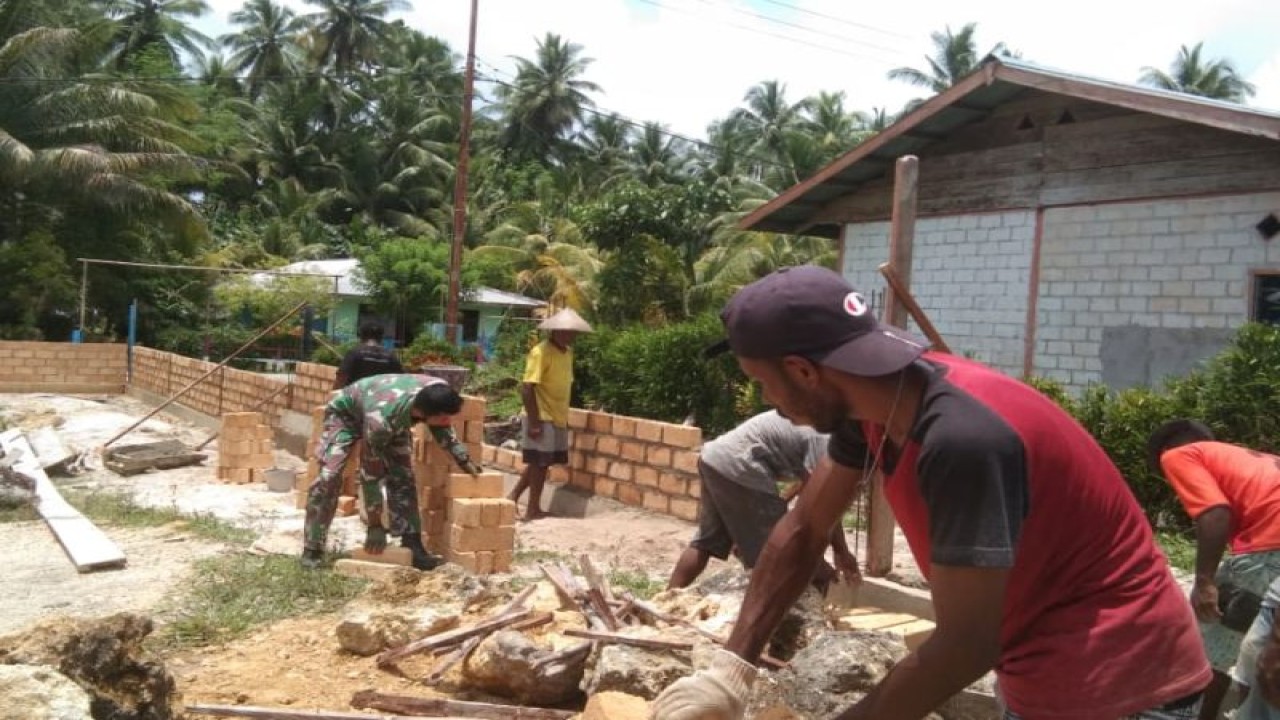 Babinsa Koramil 1708-06/Supiori Utara saat membantu warga membuat pagar gereja GKI Nyeundi Fanjur di Distrik Supiori Utara, Kabupaten Supiori, Papua, Sabtu (19/11). ANTARA/HO-Penerangan Kodim 1708/Biak Numfor