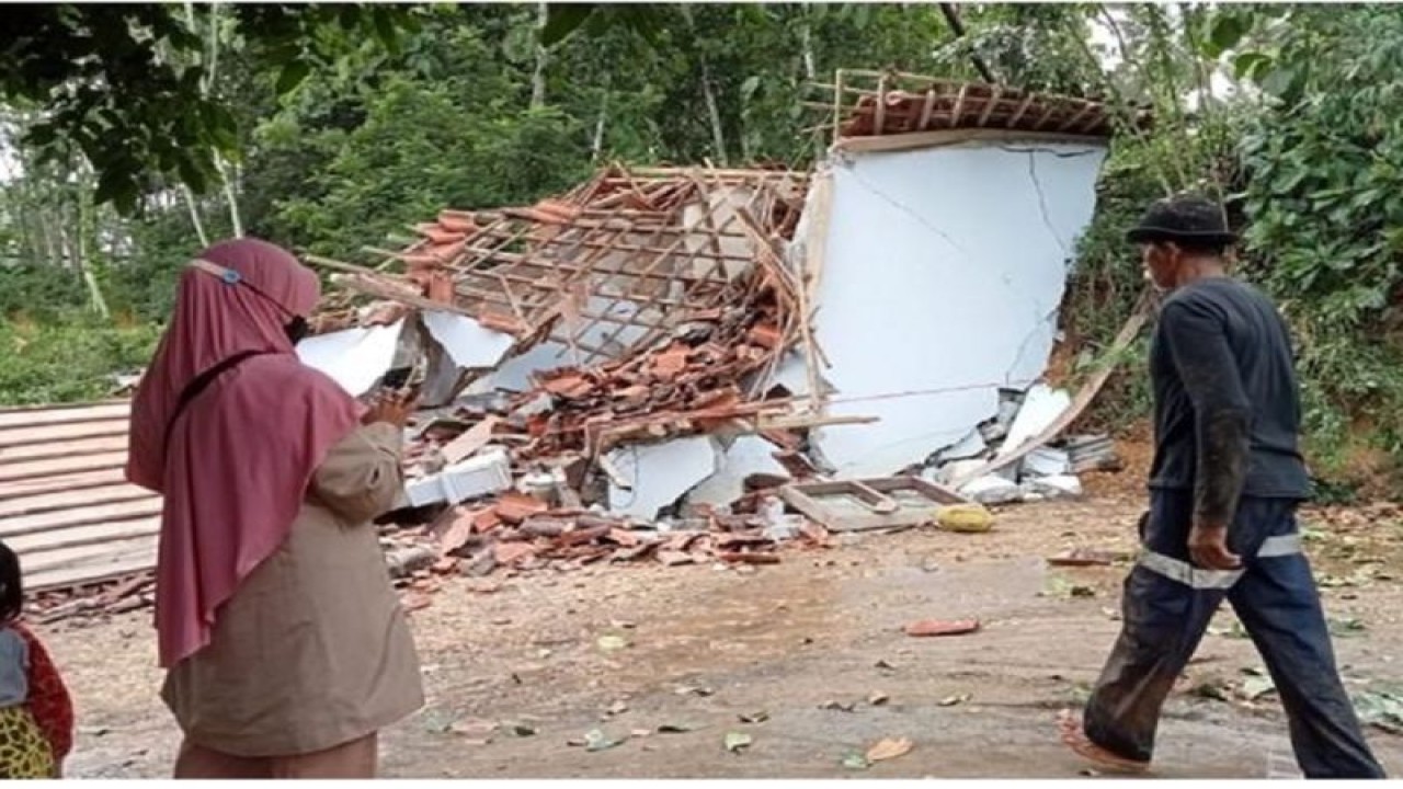 Bagunan rumah rusak karena tanah gerak di Kabupaten Blitar, Jawa Timur. ANTARA/ HO-BPBD Kabupaten Blitar