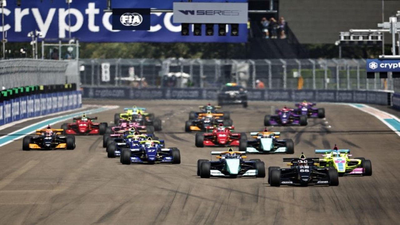 Ilustrasi balap W Series di Miami International Autodrome, Miami, Florida, Amerika Serikat (8/5/2022) (Getty Images via AFP/CHRIS GRAYTHEN)