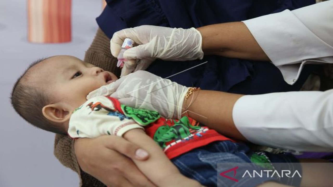 Balita mendapat imunisasi vaksin polio tetes (Oral Poliomyelitis Vaccine) yang diberikan petugas kesehatan Puskesmas Ulee Kareng di Banda Aceh, Aceh, Senin (21/11/2022). Kementerian Kesehatan menetapkan status Kejadian Luar Biasa (KLB) Polio menyusul ditemukannya satu kasus polio di Kabupaten Pidie, Provinsi Aceh. (ANTARA FOTO/Irwansyah Putra/aww.)