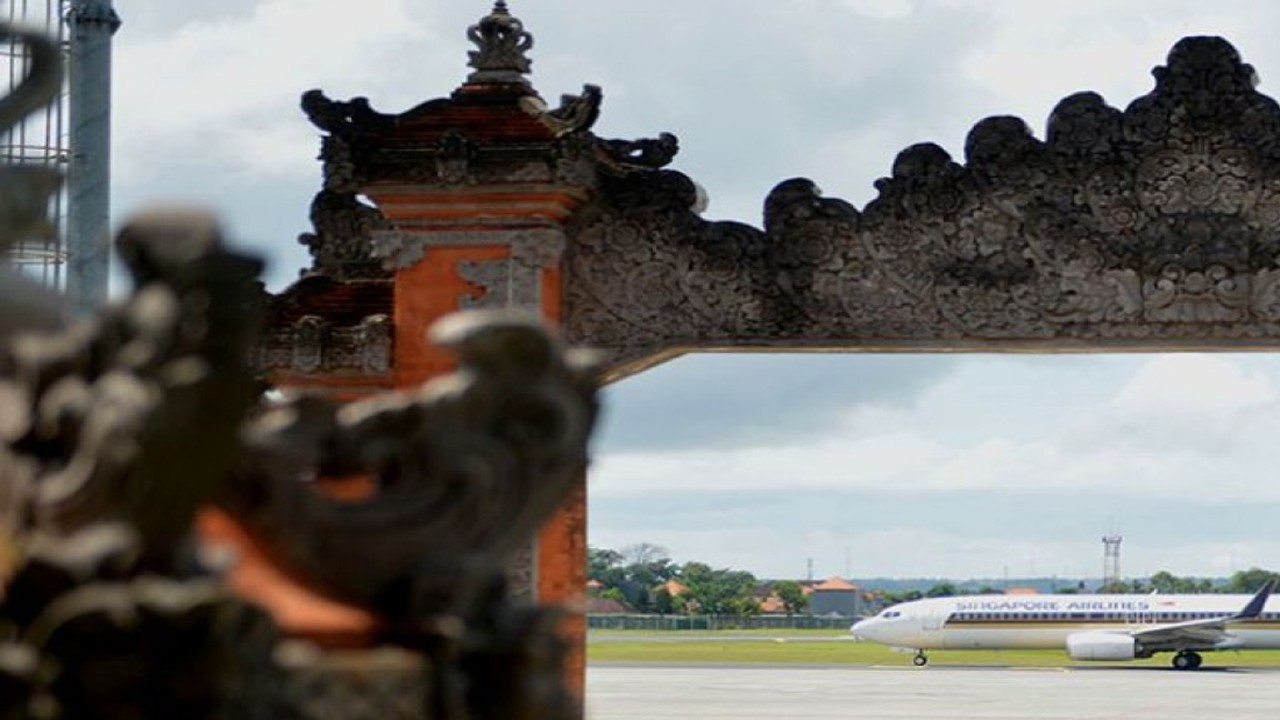 Arsip foto - Pesawat udara melintas di "taxiway" Bandara Internasional I Gusti Ngurah Rai, Badung, Bali, Sabtu (5/11/2022). ANTARA FOTO/Fikri Yusuf/YU/pri
