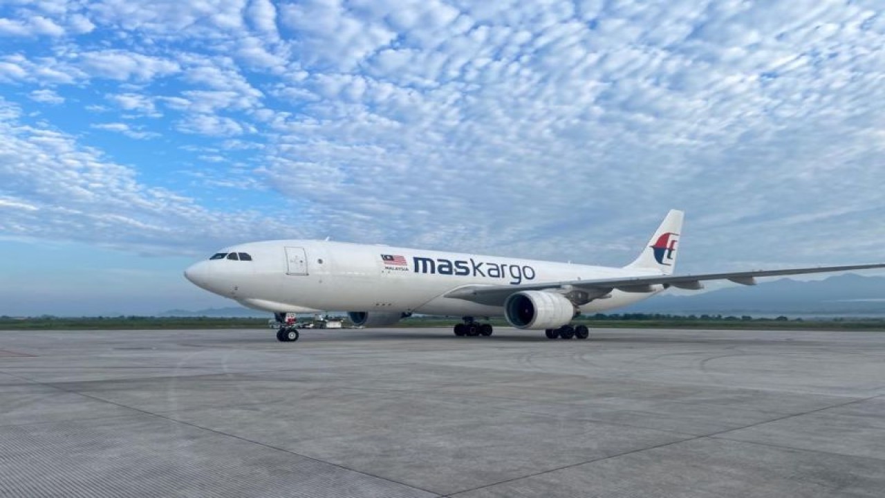 Pesawat logistik WSBK Mandalika 2022 saat mendarat di Bandara Internasional Lombok, Nusa Tenggara Barat (ANTARA/Humas API BIL)