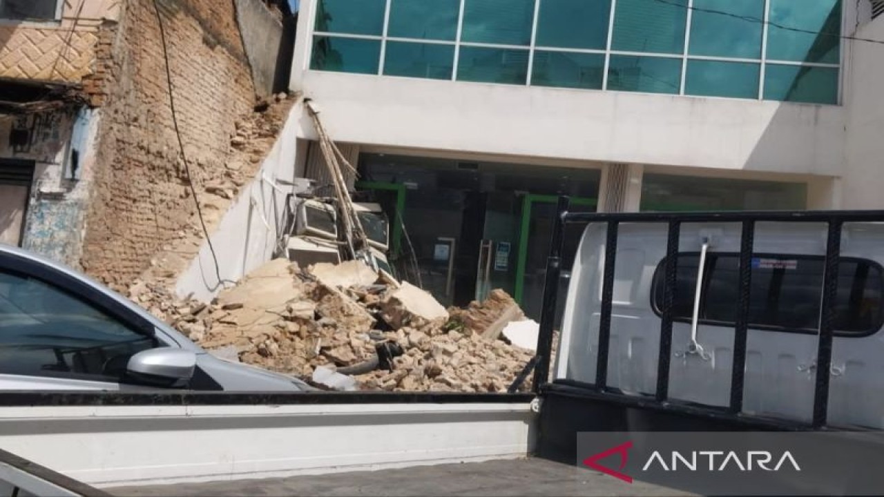 Sebuah bagunan perkantoran rusak akibat gempa di Kabupaten Cianjur, Jawa Barat, Senin (21/11/2022). (ANTARA/Ahmad Fikri)