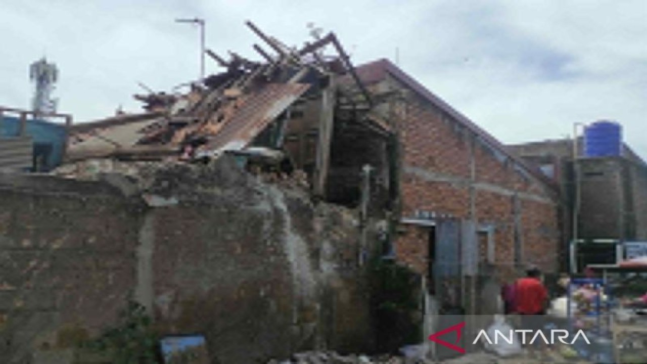 Bangunan rumah dan sekolah di Cianjur, Jawa Barat, mengalami rusak berat akibat diguncang gempa magnitudo 5,6 sehingga kegiatan belajar mengajar dilakukan secara daring.(ANTARA/Ahmad Fikri)