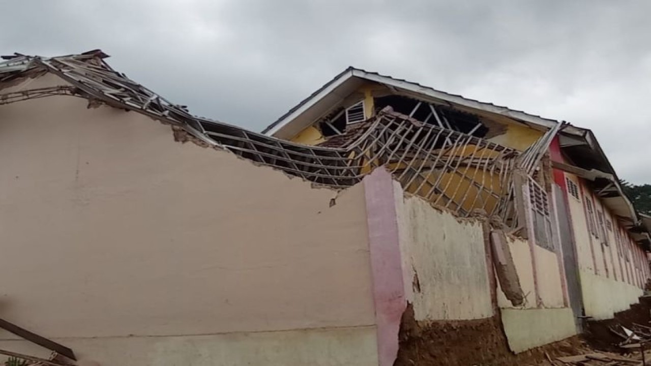 Bangunan sekolah yang terdampak gempa di Kabupaten Cianjur, Jawa Barat, pada Senin (21/11/2022). (ANTARA/HO-Humas Disdik Jawa Barat)