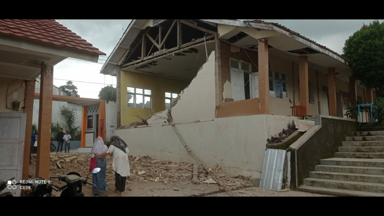 Bangunan yang rusak akibat gempa Cianjur.