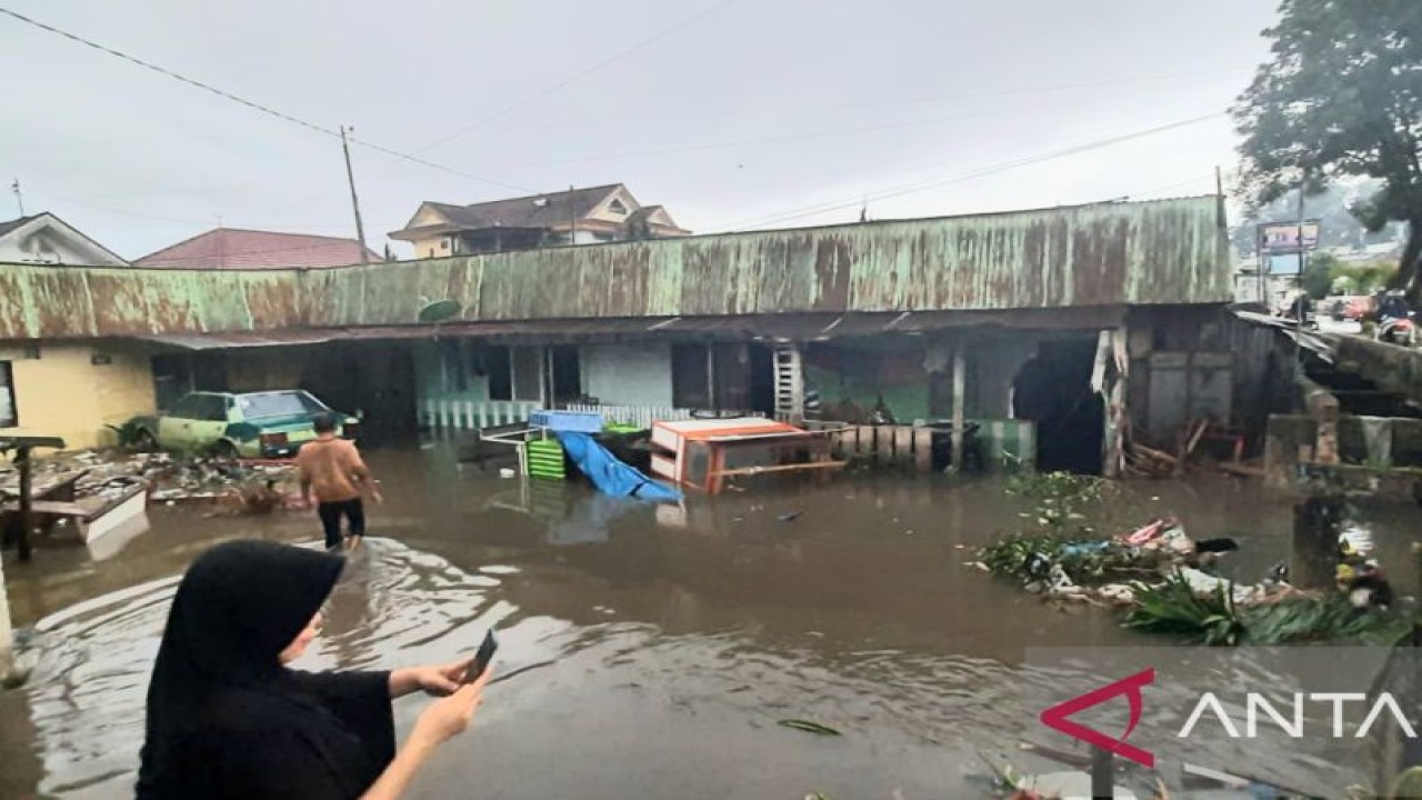 Banjir yang terjadi di Kota Bukittinggi beberapa waktu lalu. BPBD setempat imbau warga waspadai risiko ancaman bencana Hidrometeorologi. (Antara/Alfatah)