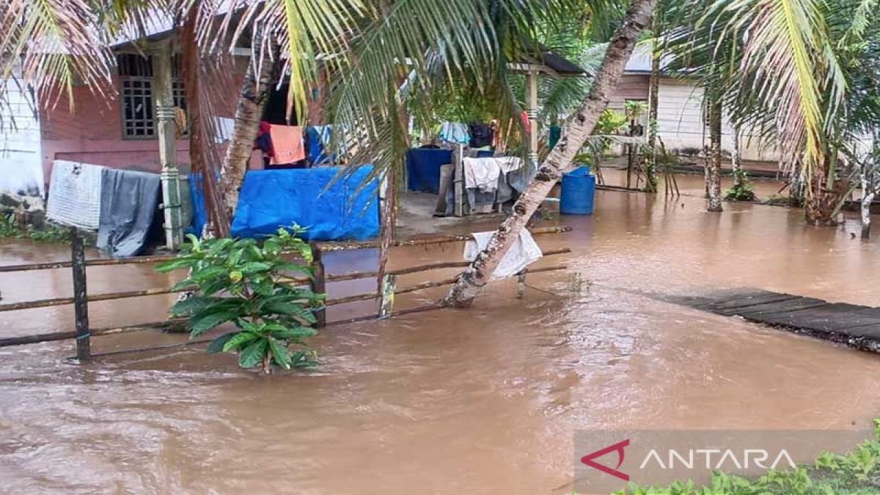 Banjir melanda Desa Ganting, Kabupaten Simeulue, Aceh, Selasa (15/11/2022). ANTARA/HO/BPBD Simeulue