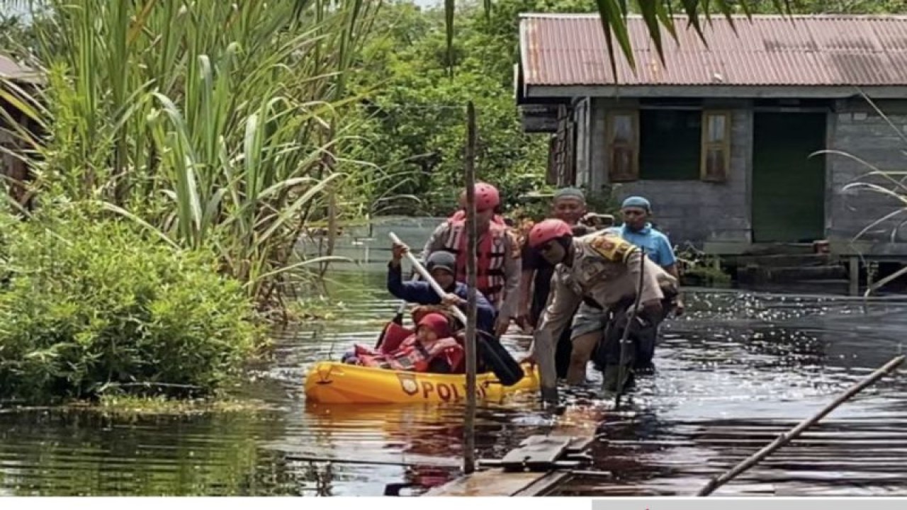 Polisi mengevakuasi warga yang terdampak banjir di Kampung Benteng Hilir, Kecamatan Mempura, Kabupaten Siak, Provinsi Riau. (ANTARA/HO-Polres Siak)