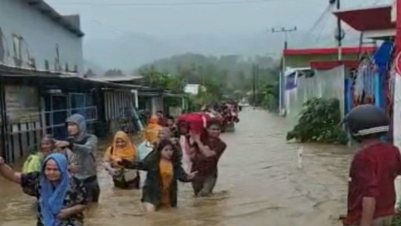 Banjir merendam wilayah Kelurahan Mamunyu Kecamatan Mamuju Kabupaten Mamuju, Jumat (18/11/2022), mengakibatkan warga mengungsi dan menyelamatkan barang berharga miliknya ke tempat yang lebih aman. ANTARA/M Faisal Hanapi