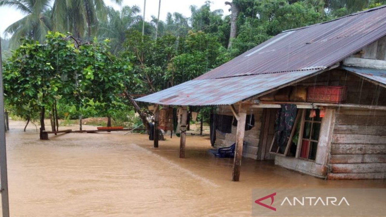 Banjir menyebabkan rumah warga tergenang di bagian wilayah Kabupaten Mukomuko, Provinsi Bengkulu, Kamis (17/11/2022). (ANTARA/HO BPBD)