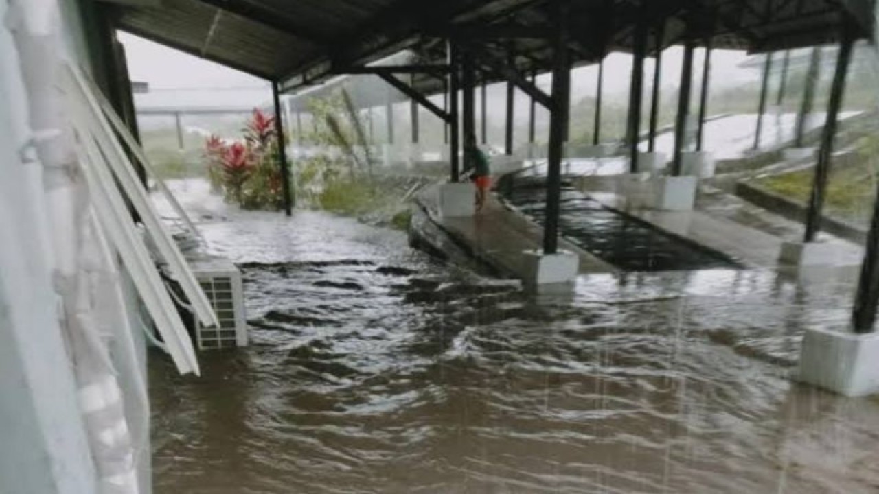 Banjir di RSUD Borong, Manggarai Timur, NTT beberapa waktu lalu karena hujan lebat. (ANTARA/HO-Dokumentasi Pribadi)