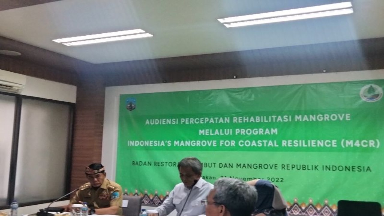 Gubernur Kalimantan Utara Zainal Arifin Paliwang dan Kepala Badan Restorasi Gambut dan Mangrove (BRGM) Hartono melakukan pertemuan di Hotel Tarakan Plaza, Tarakan, Senin (21/11). ANTARA/Susylo Asmalyah.