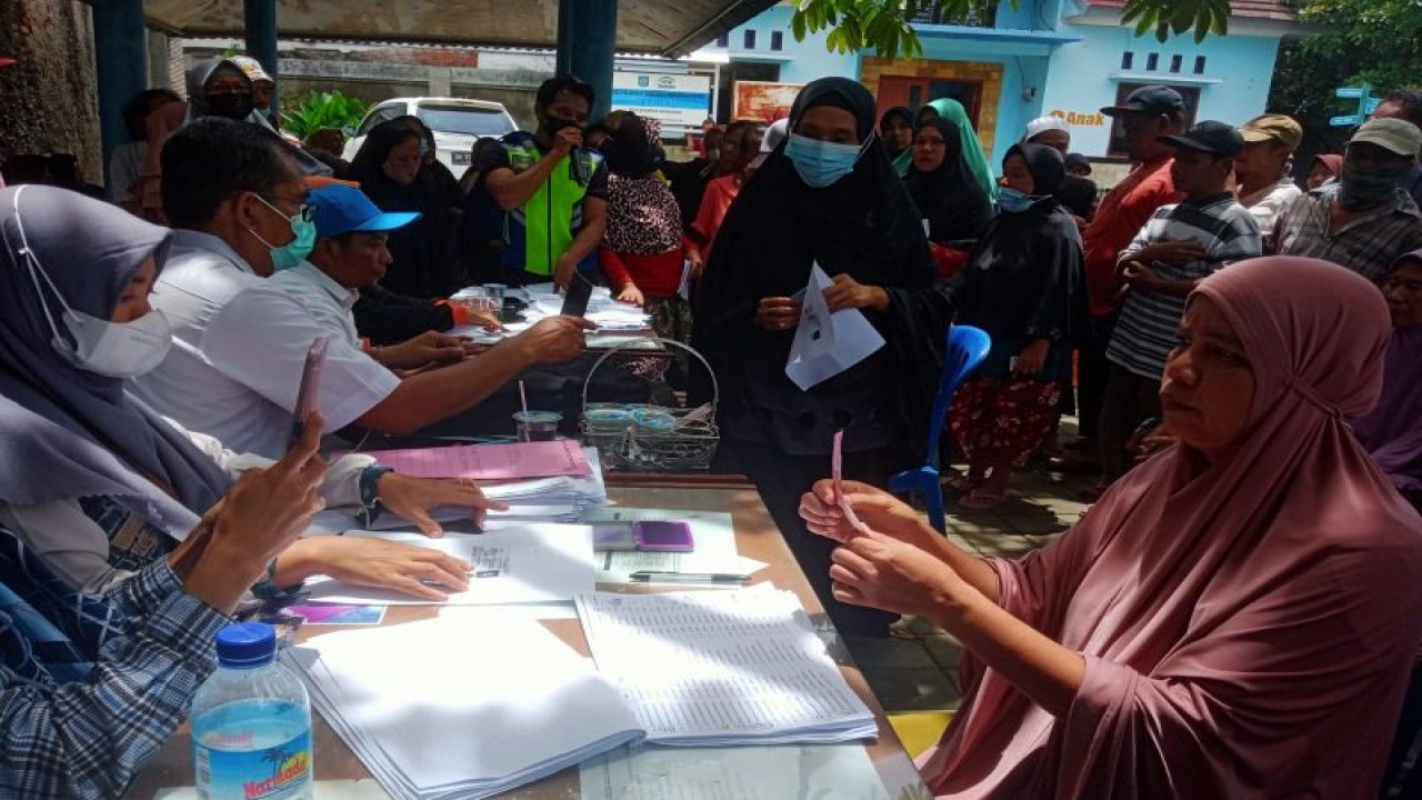 Sejumlah petugas di Kelurahan Ampenan Tengah Kota Mataram, Provinsi Nusa Tenggara Barat, membatu proses pembagian bantuan sosial (Bansos) dampak penyesuaian harga bahan bakar minyak (BBM). Rabu (16/11/2022). (ANTARA/Nirkomala)