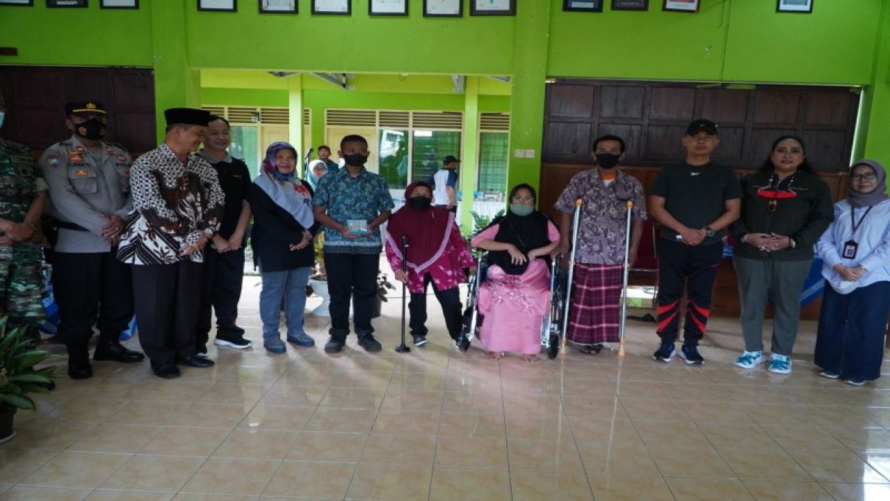 Penyerahan bantuan sosial kepada disabilitas di Wonosari,Kabupaten Gunungkidul, DIY, Jumat (18/11/2022). (FOTO ANTARA/HO-Humas Pemkab Gunungkidul)