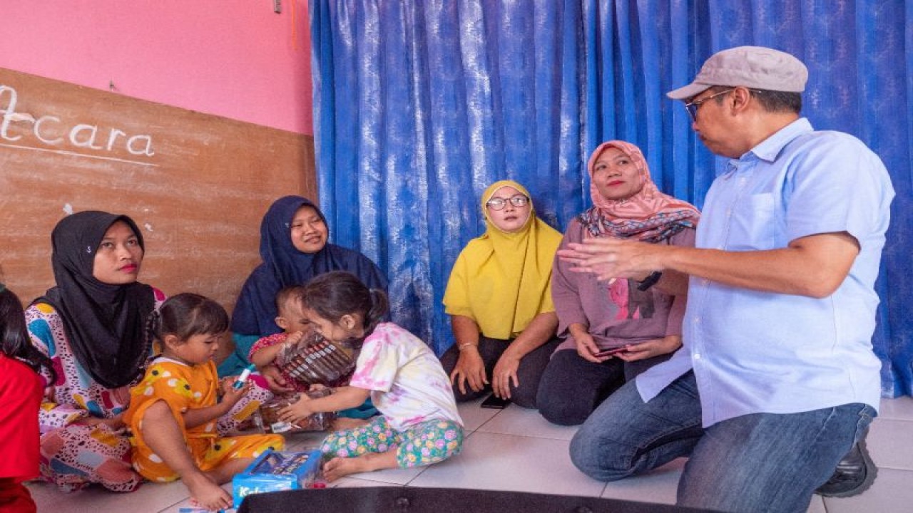 Kepala Badan Pendapatan Daerah (Bapenda) Provinsi Jawa Barat (Jabar), Dedi Taufik menjadi "bapak asuh" bagi korban gempa bumi di Kabupaten Cianjur, sesuai dengan instruksi Gubernur Jawa Barat M Ridwan Kamil. (ANTARA/HO-Humas Bapenda Jawa Barat)