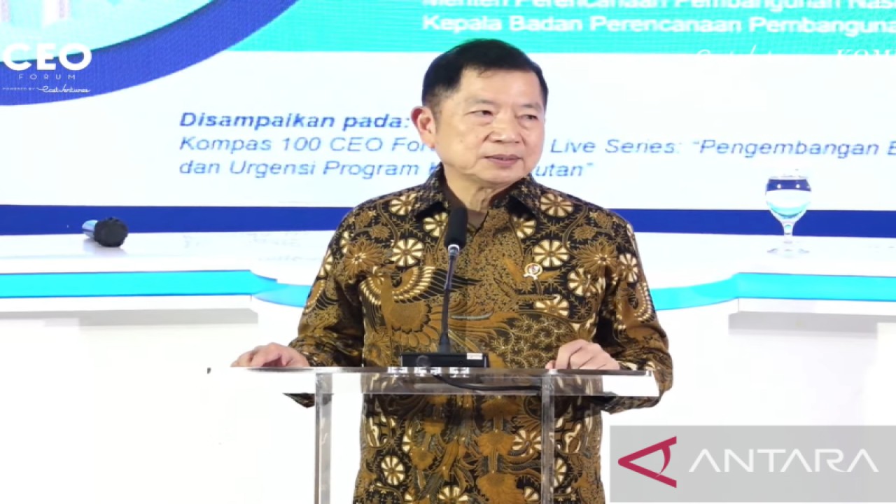 Menteri Perencanaan Pembangunan Nasional (PPN)/Kepala Bappenas Suharso Monoarfa dalam acara CEO Live Series #2 yang dipantau secara daring di Jakarta, Rabu (23/11/2022). (ANTARA/Agatha Olivia Victoria)