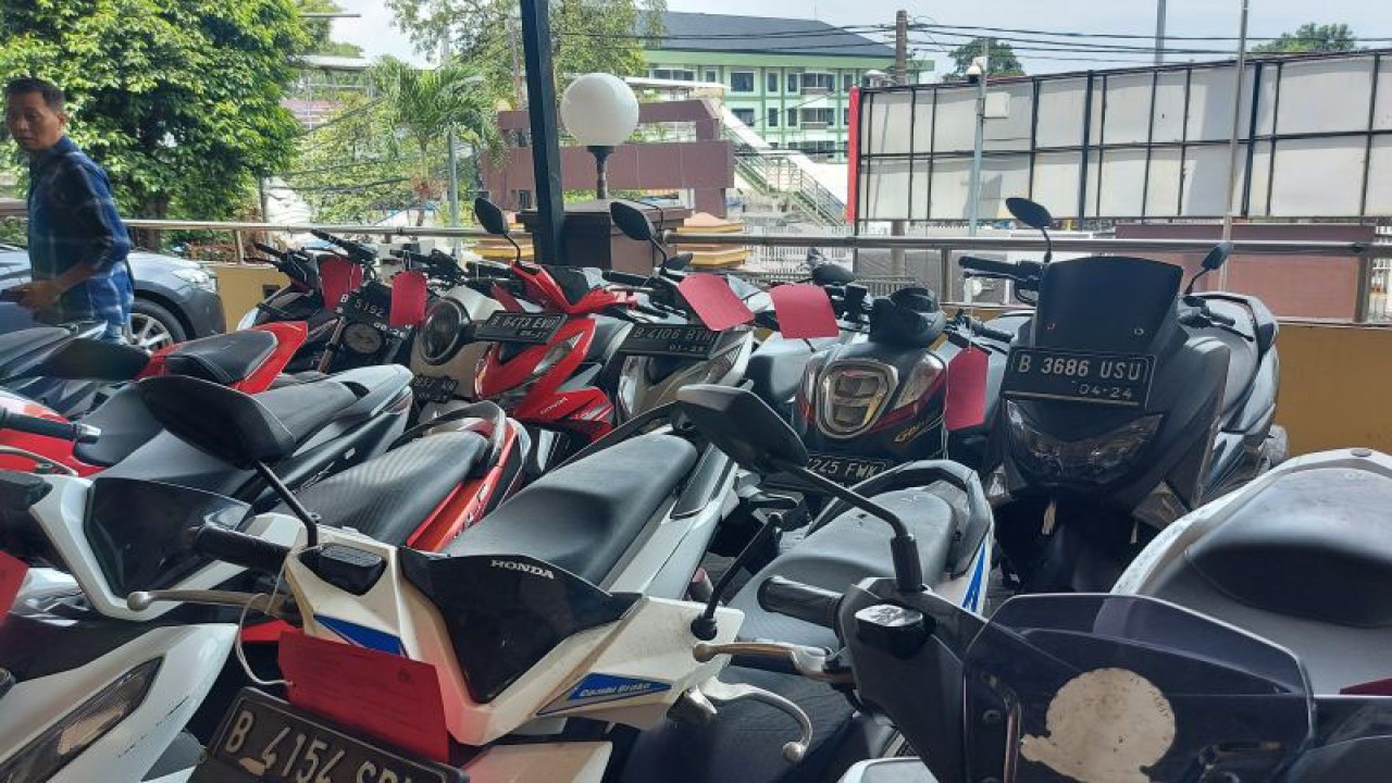 Barang bukti kasus pencurian sepeda motor modus mengaku anggota polisi dalam rilis kasus di Polres Metro Jakarta Timur, Jakarta, Kamis (24/11/2022). ANTARA/Yogi Rachman