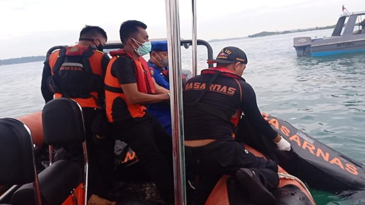 Basarnas mengevakuasi salah satu korban kecelakaan kapal di perairan Batam. (ANTARA/HO-Humas Basarnas Tanjungpinang)