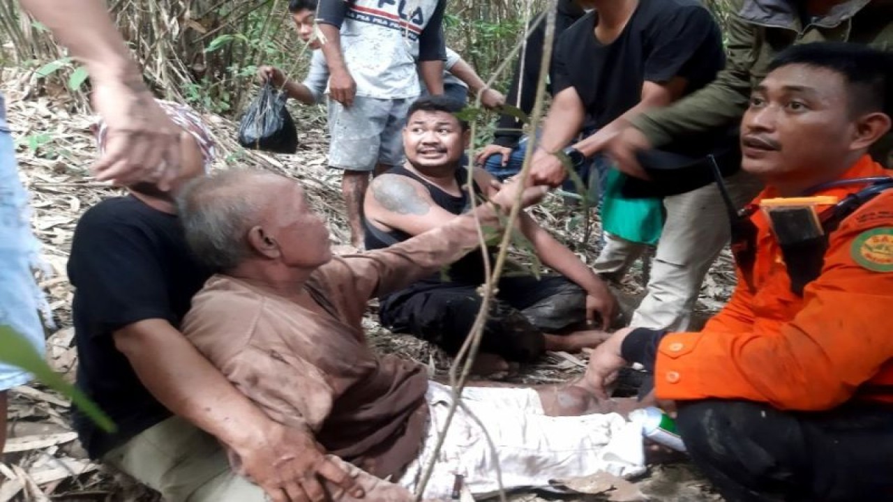 Tim SAR gabungan temukan kakek hilang di hutan Alioka Konawe, Senin (21/11/2022) (ANTARA/HO-Humas Basarnas Kendari)