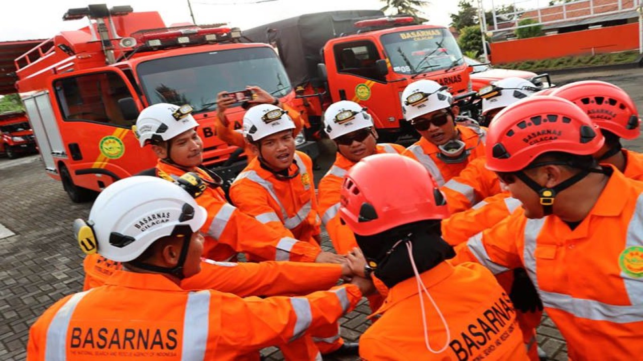 Personel Basarnas Cilacap berkoordinasi sebelum berangkat ke Kabupaten Cianjur, Provinsi Jawa Barat, Senin (21/11/2022) sore, untuk membantu penanganan dampak gempa bumi. (ANTARA/HO-Basarnas Cilacap)