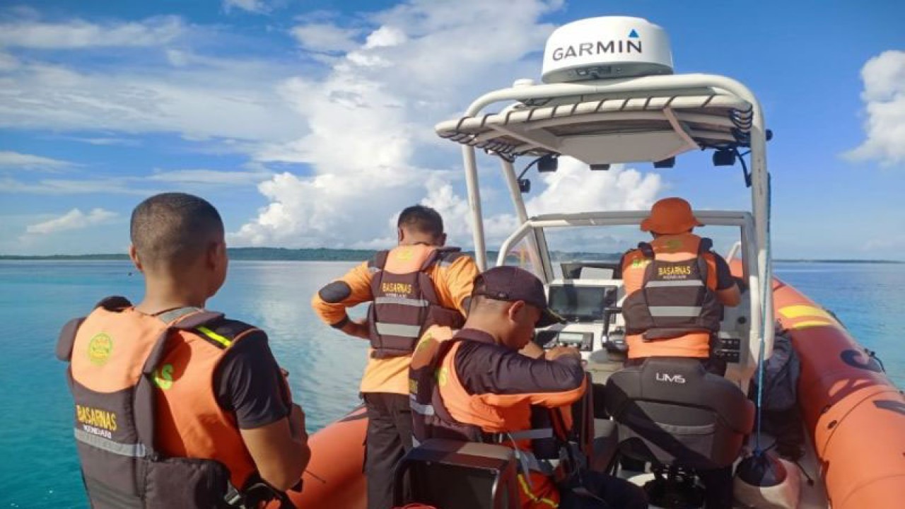 Basarnas mencari nelayan hilang disambar petir di antara perairan Kabupaten Buton dan kabupaten Wakatobi, Kamis (24/11/2022) (ANTARA/HO-Humas Basarnas Kendari)