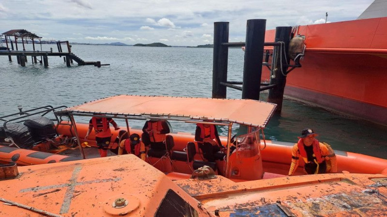 Basarnas melakukan pencarian enam korban kapal terbalik di perairan Batam, Kepulauan Riau. ANTARA/HO-Humas Basarnas Tanjungpinang.