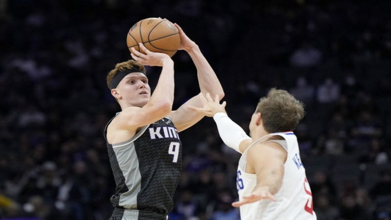 Pemain Sacramento Kings Kevin Huerter (kiri) dihalang-halangi pemain LA Clippers Luke Kennard dalam laga NBA di Golden 1 Center, Sacramento, California, pada 22 Oktober 2022. (Getty Images via AFP/THEARON W. HENDERSON)