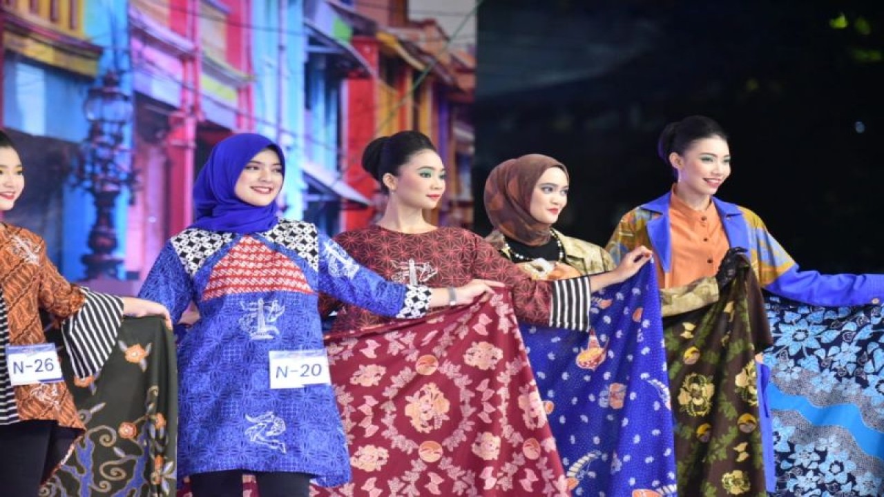 Batik khas Surabaya diperagakan duta wisata Cak dan Ning di Surabaya. (ANTARA/HO-Diskominfo Surabaya)