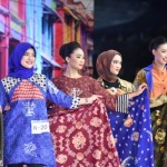 Batik khas Surabaya diperagakan duta wisata Cak dan Ning di Surabaya. (ANTARA/HO-Diskominfo Surabaya)-1668484148